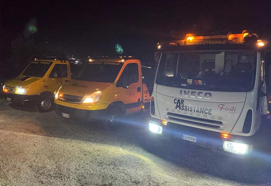 veicolo moderno che soccorre auto in panne